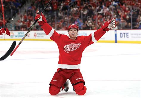 Sprong Scores To Give Red Wings Lead In 2 1 Victory To Snap Lightnings