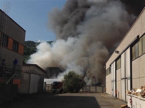 Incendio Devasta L Azienda Di Rifiuti Della Lunigiana Foto