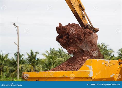 Building Machines Digger Loading Trucks With Soil Excavator Loading