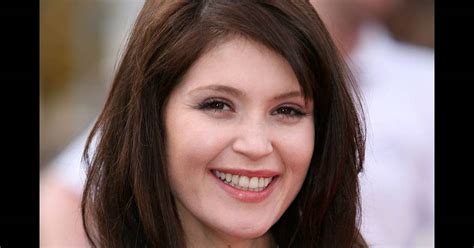 La Ravissante Gemma Arterton à Loccasion De Lavant Première De La Disparition Dalice Creed à