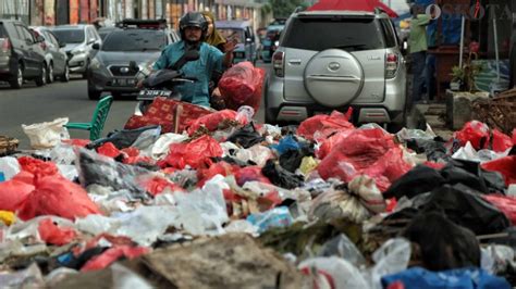 Warga Depok Keluhkan Sampah Meluber Ke Jalan Hingga Timbulkan Bau