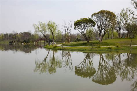 无人公园横图彩色室外白天旅游度假草地草坪湖名胜古迹树林标志建筑地标建筑桃花瘦西湖中国亚洲遗迹图片