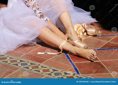 Detalhe Das Mãos De Uma Bailarina Colocando E Apertando Seus Sapatos De