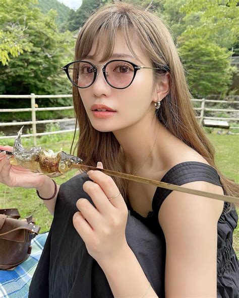 伊藤実祐さんのインスタグラム写真 伊藤実祐instagram 「すっぴんで、毎時恒例の川🐟🍺🤍 ⁡ 一応、お盆に夏らしいことを。w 外で食べる鮎の塩焼きがうますぎる。 ⁡ 全然ちゃんと