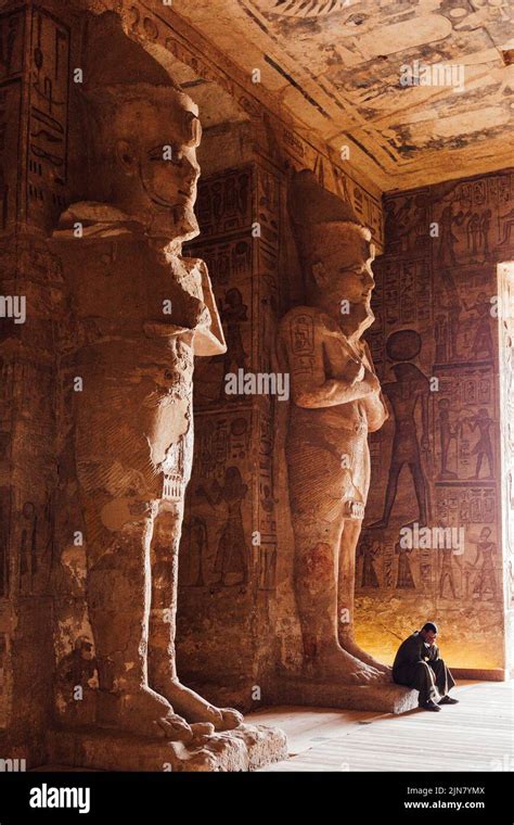 L Int Rieur Du Grand Temple D Abu Simbel Avec Une Personne Assise Sur