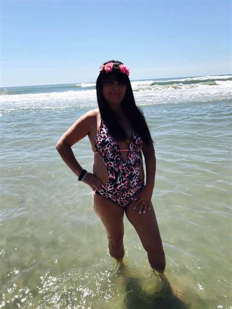 6 Hot Sexy Angela Robinson Bikini Pics