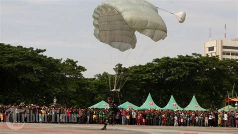 Foto Aksi Terjun Payung Personel Tni Adi Di Peresmian Kodam Xiv