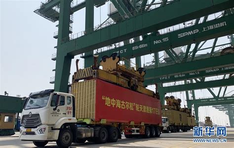 Die Jungfernfahrt Des Weltgrößten Containerschiffs Startete Im Hafen Von Tianjin Cn