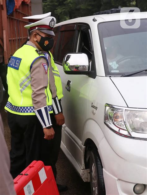 Foto Polisi Putar Balikkan Kendaraan Yang Nekat Mudik Di Gerbang Tol