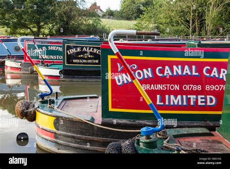 Traditional Painted Narrowboat Hi Res Stock Photography And Images Alamy