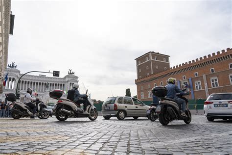 Gli Italiani E Lauto Ci Si Sposta Di Meno Ma Su Mezzi Vecchi E