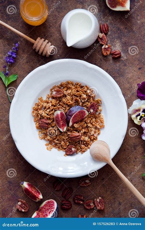 Homemade Granola Met Verse Vijgen Voor Het Ontbijt Stock Afbeelding