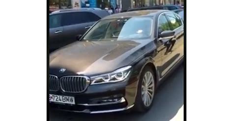 Un Cocalar Cu Bmw A Blocat O Strad Din Timi Oara Video Ziua De Vest