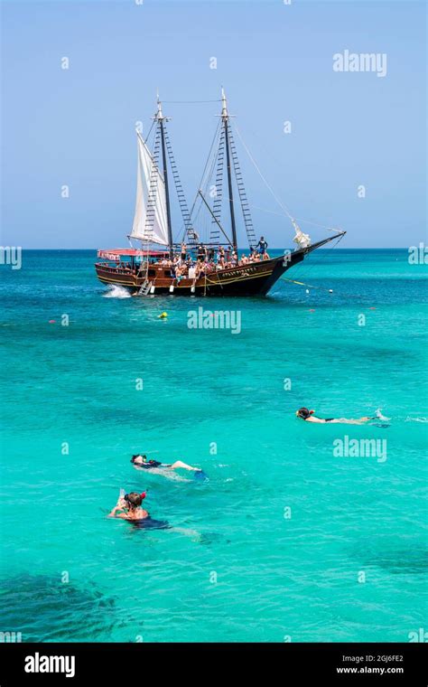 Snorkeling tour off Malmok Beach, Aruba Stock Photo - Alamy