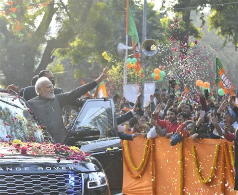 Photos पीएम मोदी का दिल्ली में मेगा रोड शो पटेल चौक से बीजेपी दफ्तर तक दिखा जश्न का माहौल