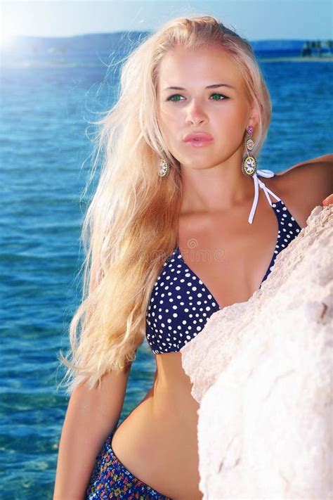 Schöne Sexy Blonde Frau Auf Dem Strand Sexy Mädchen Im Bikini Stockfoto