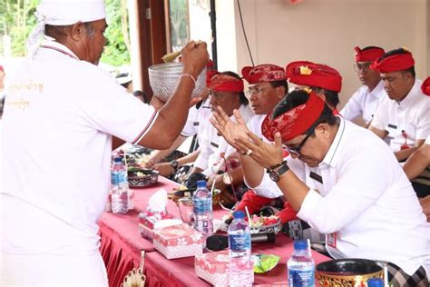 Bupati Tabanan Hadiri Uleman Upacara Pemelaspasan Di Desa Banjar Anyar