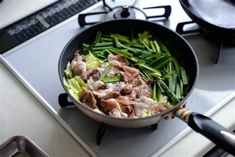 画像 強火も弱火もng｢肉野菜炒め｣ベチャッとさせぬ技 甘辛いしょうゆ味がご飯に合う｢ニラ豚｣で挑戦 樋口直哉の｢シン・定番ごはん