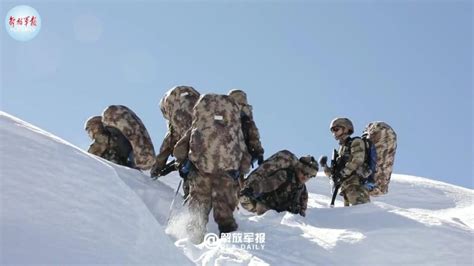 【墨脱边防战士在齐腰深雪中巡逻，每一步都是对国土的守护！】西藏东南边陲的墨脱，位于雅鲁藏布江下游。这里有一群特殊的人，常年穿行在高山峡谷之间