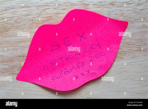 Rosa Lippen Post It Note Aufkleber Am Schreibtisch Mit Hand