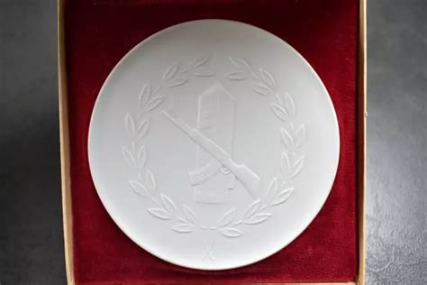 Medaille Meissen Biskuit Porzellan Grenztruppen Der Ddr Mit Dem Volke