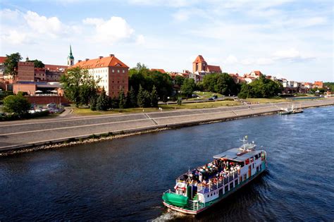 Bulwar Fildelfijski w Toruniu nad rzeką Wisłą