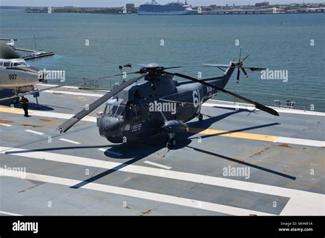 The USS Yorktown American aircraft carrier Stock Photo - Alamy