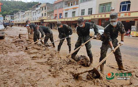 武警龙岩支队官兵帮助受灾群众恢复生产生活 中国军网