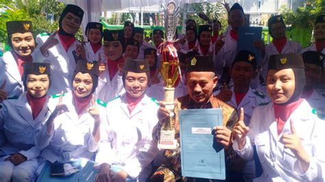 MAN 1 GRESIK RAIH JUARA 1 GERAK JALAN DALAM PERINGATAN HARI KEMERDEKAAN