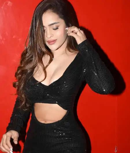 Prajakta Dusane Hot And Sexy Pics And Photo