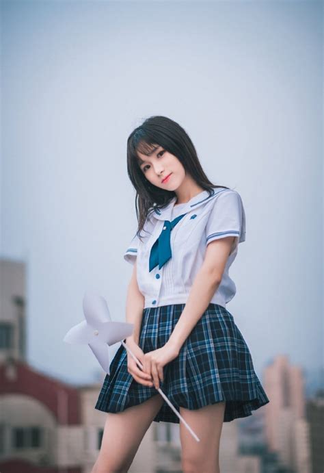 jk制服格子超短裙学生妹户外天台吹乱发丝唯美清新写真 学生妹 超短裙 发丝 新浪新闻