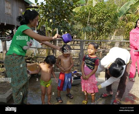 Kambodscha Kinder Ein Bad Zu Nehmen Stockfotografie Alamy