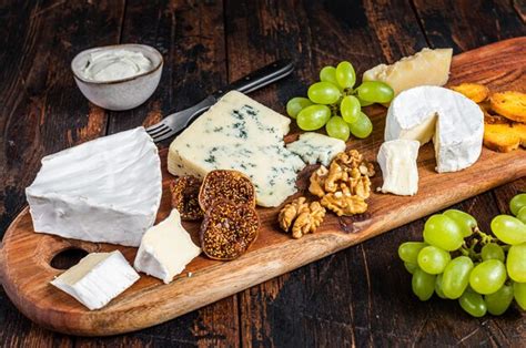 Tabla De Quesos Surtidos Con Brie Camembert Roquefort Parmesano