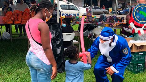 Los Chiles Policías celebraron la Navidad a migrantes de Cuba Haití