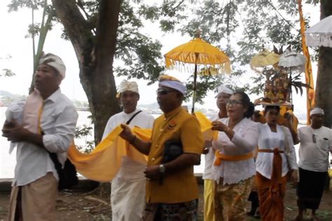 Umat Hindu Samarinda Ikuti Upacara Melasti Di Tepi Sungai Mahakam