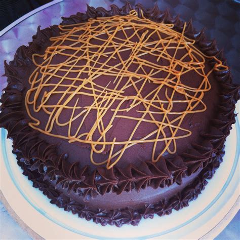 Torta De Vainilla Con Frutos Rojos Cubierta Con Chocolate Y Arequipe