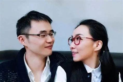 《奇葩說》大王宣布結婚，鮮肉老公顏值高，夫妻合照年齡差距明顯 每日頭條