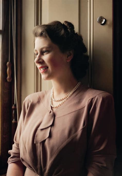 20 Year Old Princess Elizabeth In Her Sitting Room At Buckingham Palace July 19 1946