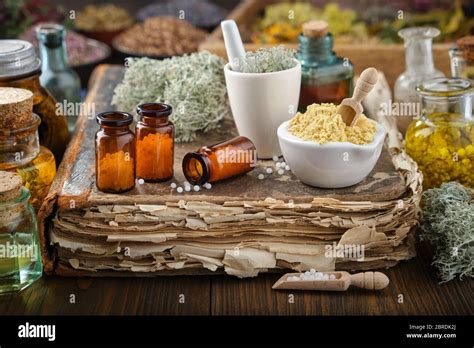 Botellas De Medicamentos Homeopáticos Morteros De Sustancias Minerales Y Plantas Medicinales