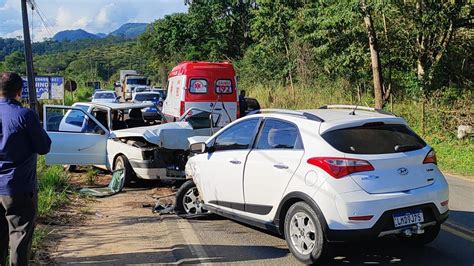 A Gazeta Acidente Entre Dois Carros Deixa Duas Pessoas Feridas Em