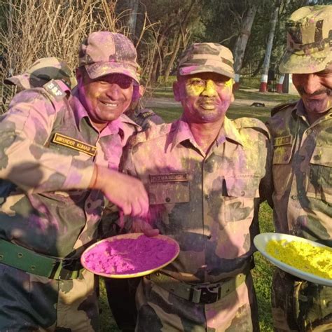 Holi Celebration जम्मू कश्मीर में एक दूसरे को रंग लगाकर Bsf के जवानों