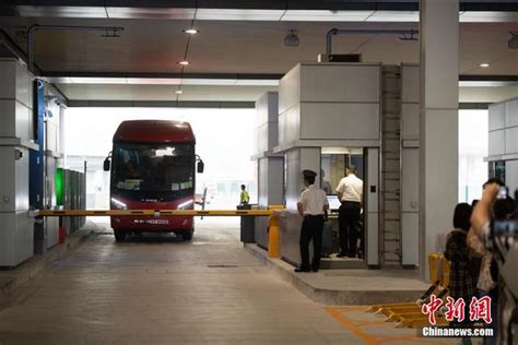 港珠澳大桥正式通车 跨境巴士载满旅客新浪图片