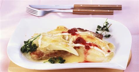 Schnitzel mit Birne und Weichkäse Rezept EAT SMARTER