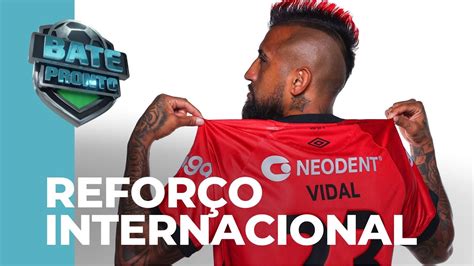 Arturo Vidal é apresentado pelo Athletico e conhece jogadores do elenco