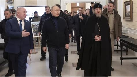 Putin Y Su Visible Cojera En La Visita Sorpresa A Crimea