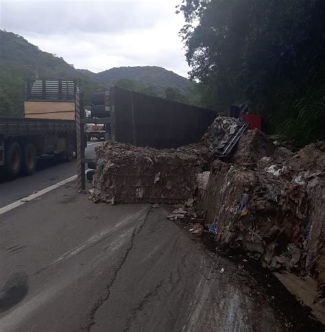 Carreta Material Para Reciclagem Tomba Na BR 116 Em Miracatu SP