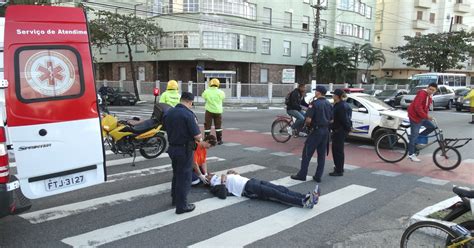 G1 Acidente moto e bicicleta fere duas pessoas em São Vicente SP