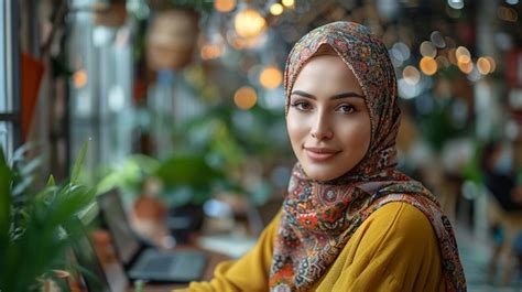 Une Femme En Hijab Travaillant Dans Un Espace De Travail Collaboratif