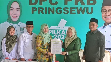 Ririn Kuswantiri Kembalikan Berkas Penjaringan Ke PKB Pringsewu