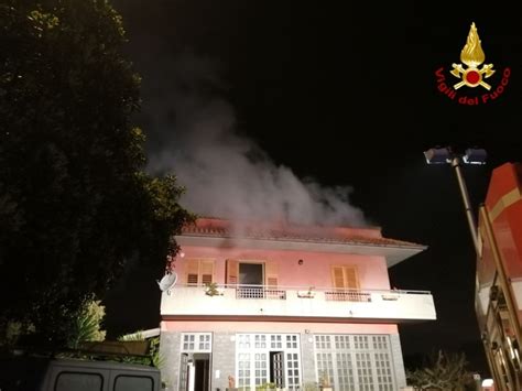 Fiamme In Mansarda Nel Catanese 4 Salvi Notizie Ansa It